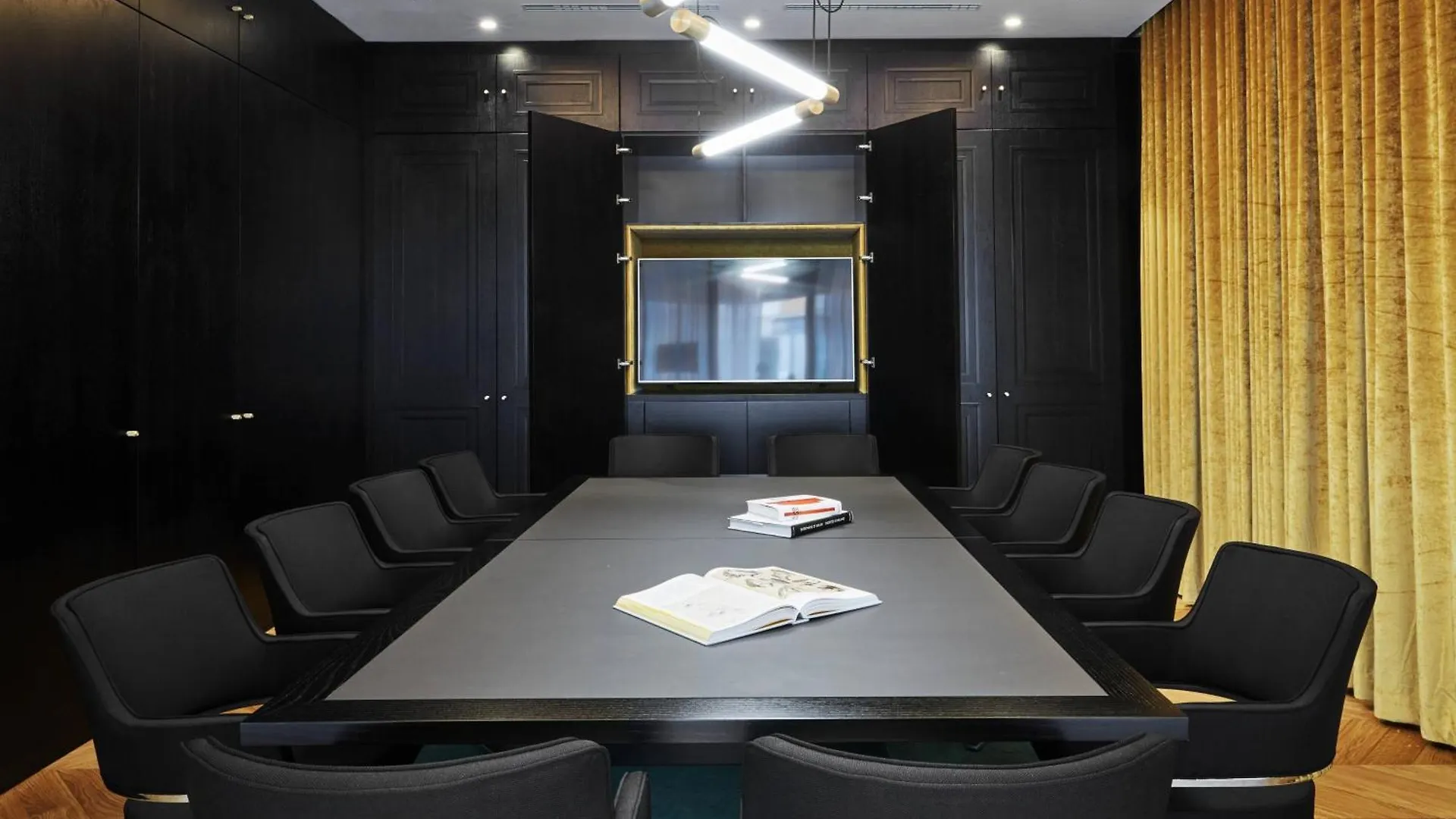 Roomers Munich, Autograph Collection