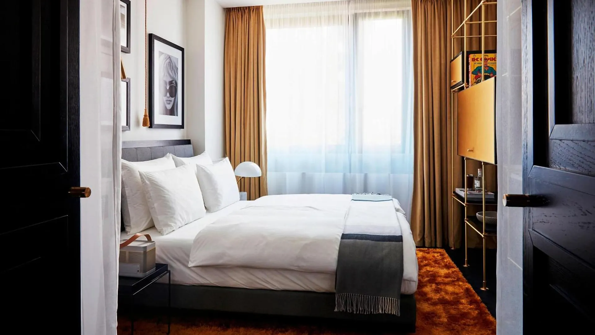 Roomers Munich, Autograph Collection