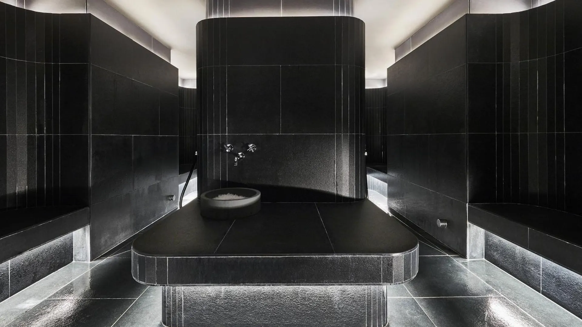 Roomers Munich, Autograph Collection