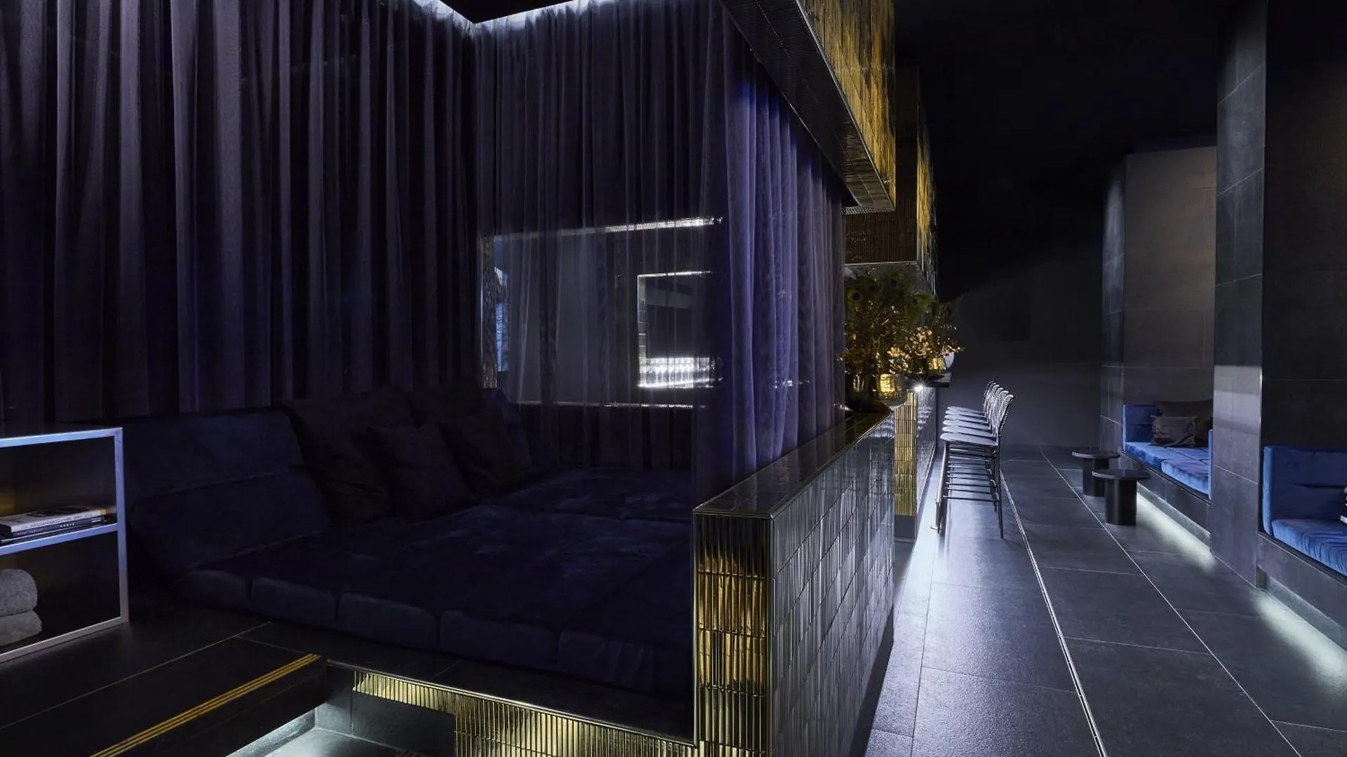 Roomers Munich, Autograph Collection